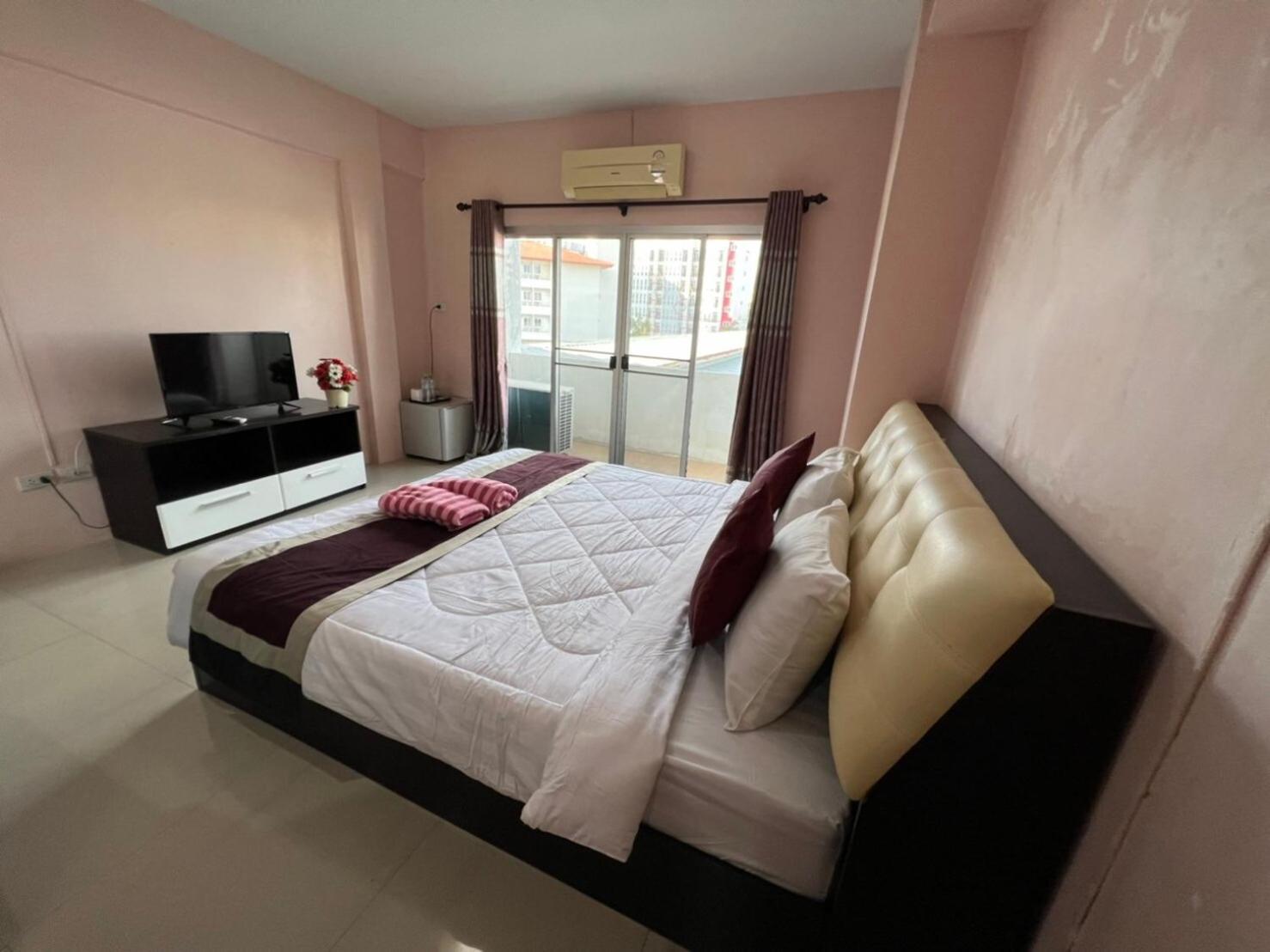 Hotel Kjs Pattaya Esterno foto