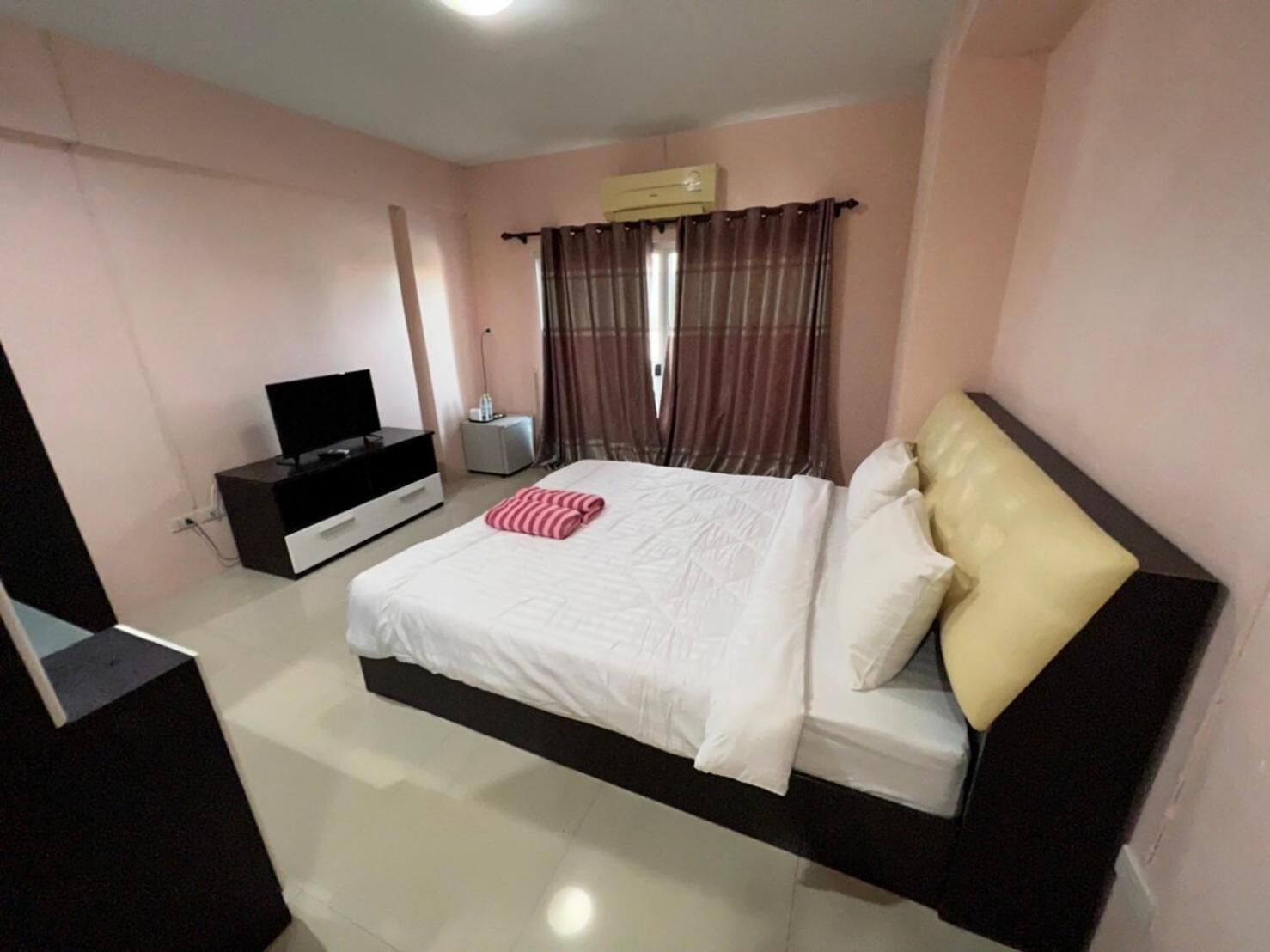 Hotel Kjs Pattaya Esterno foto