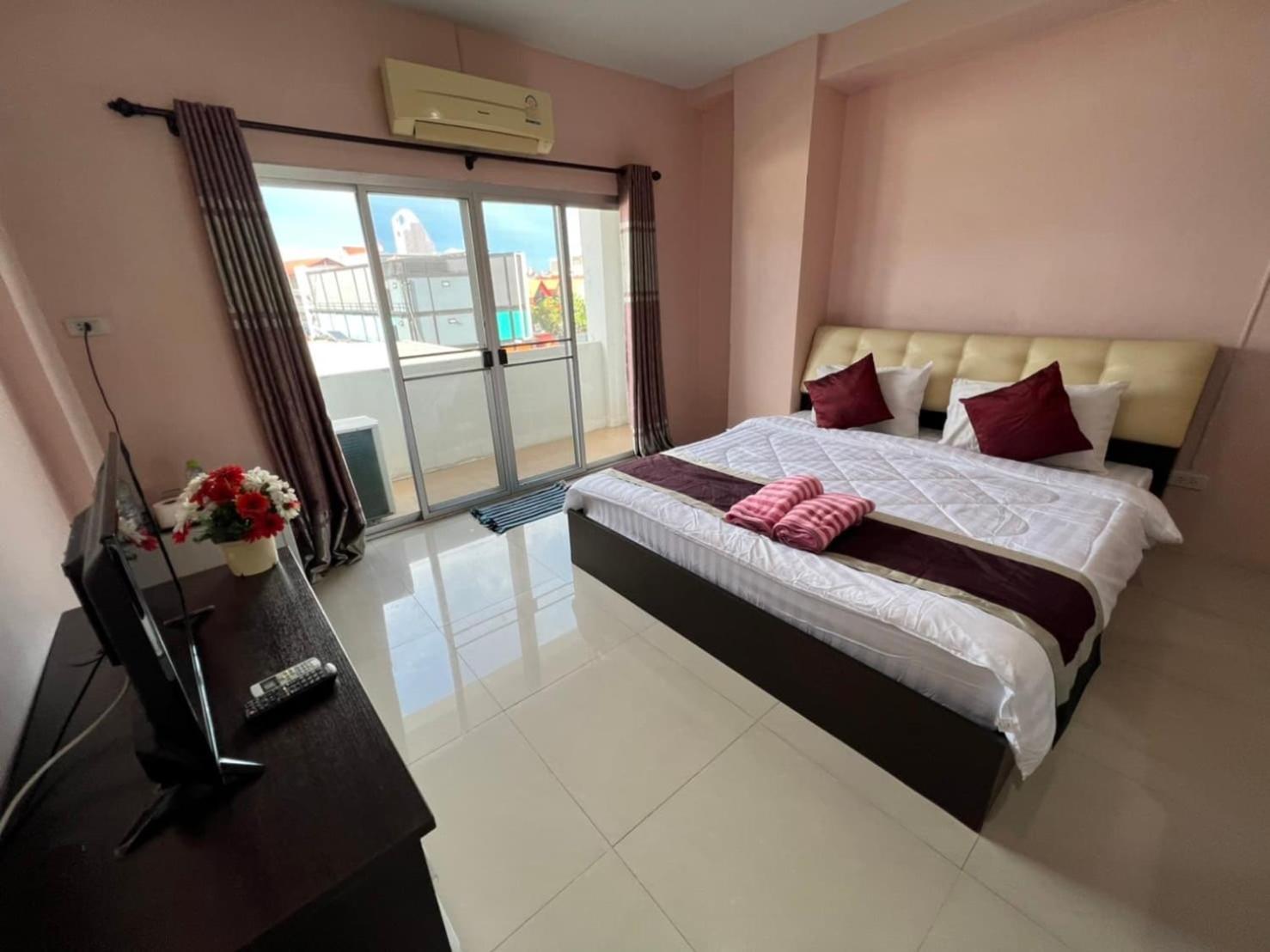 Hotel Kjs Pattaya Esterno foto